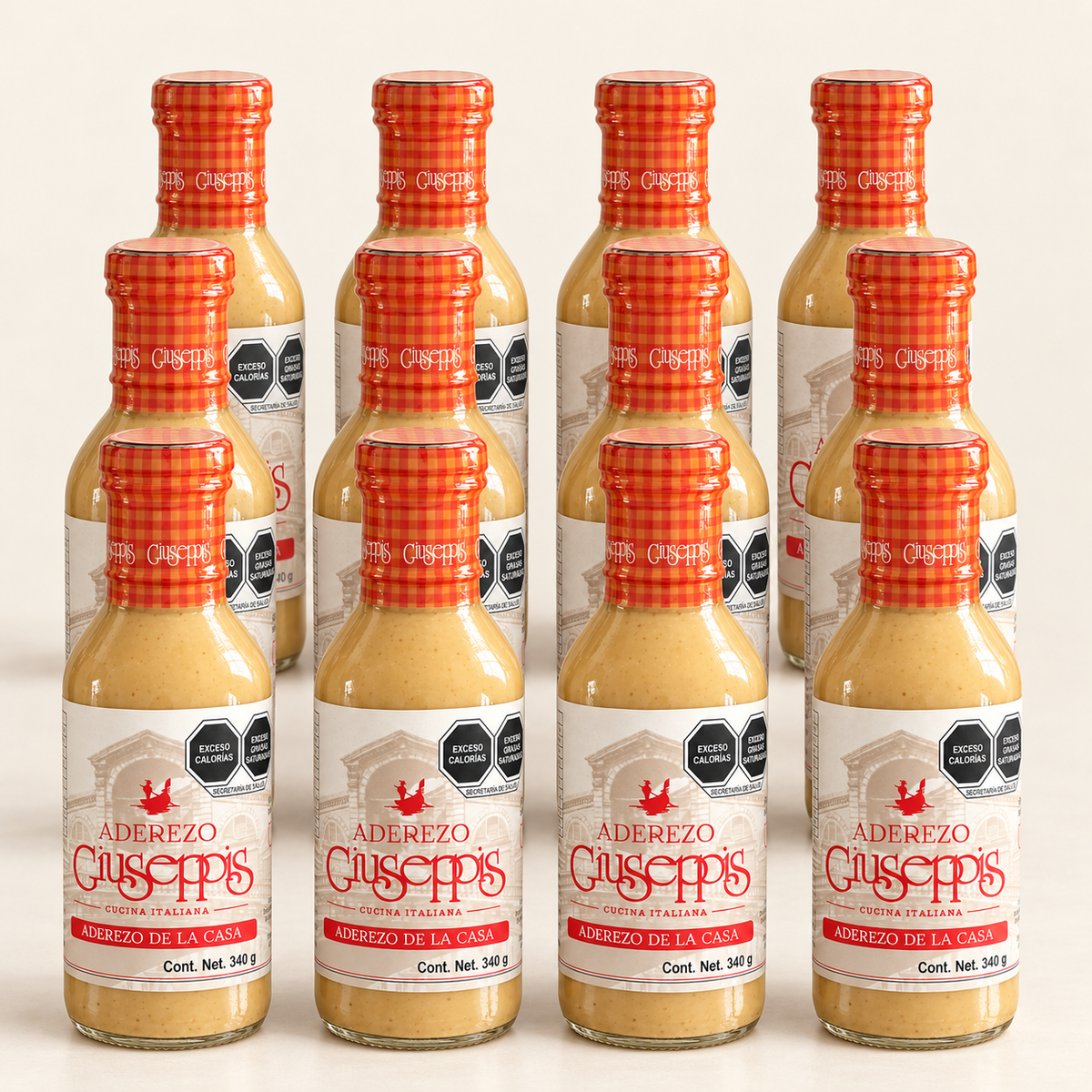 Pack de 12 botellas de Aderezo Giuseppis de 340 g sobre fondo crema