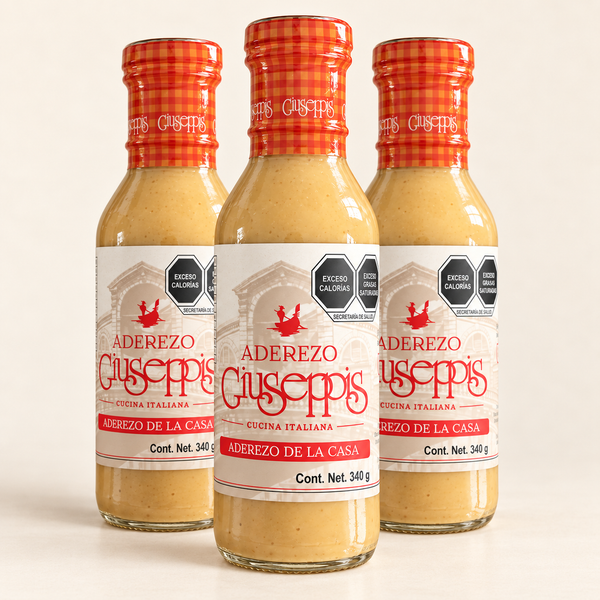 Pack de 3 botellas de Aderezo Giuseppis de 340 g sobre fondo crema